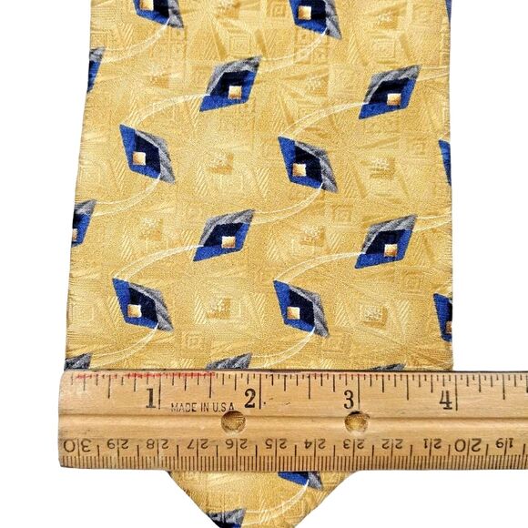 ROUNDTREE & YORKE Yellow Tie Necktie Silk Hand Sewn 4 X 59 - Picture 2 of 4